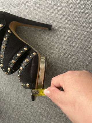 Zapatos negros SuiteBlanco con tachuelas doradas