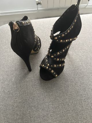 Zapatos negros SuiteBlanco con tachuelas doradas