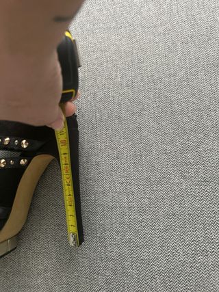 Zapatos negros SuiteBlanco con tachuelas doradas