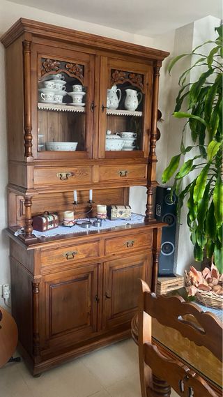 Mueble Rondeño de madera y cristal