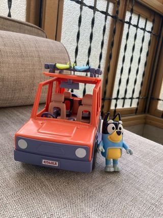 Coche Bluey con figura de Bandit