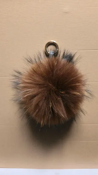 Porta-chaves pompom pêlo castanho e cinza