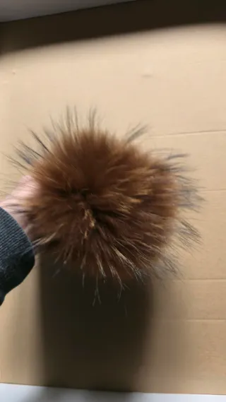 Porta-chaves pompom pêlo castanho e cinza