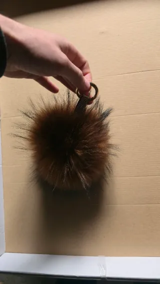 Porta-chaves pompom pêlo castanho e cinza