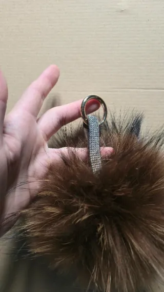 Porta-chaves pompom pêlo castanho e cinza