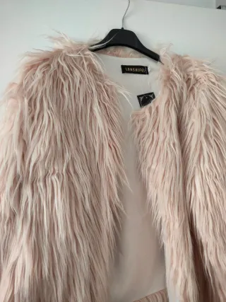 Abrigo pelo sintético rosa