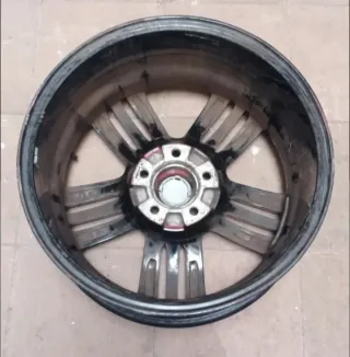 Llantas de aluminio marca Ronal negras y rojas