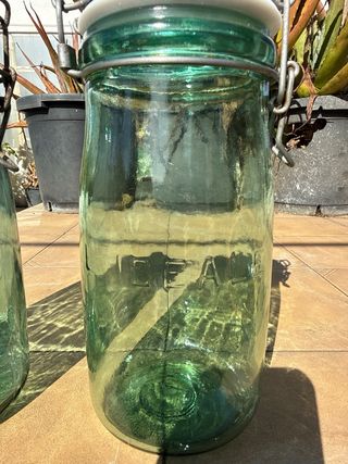 Botes de cristal antiguos con cierre