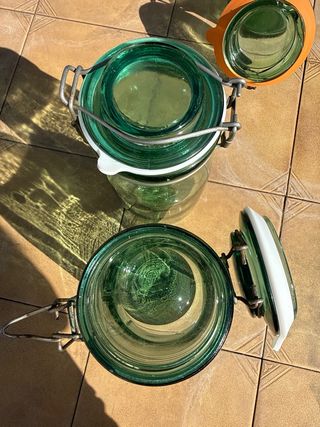 Botes de cristal antiguos con cierre