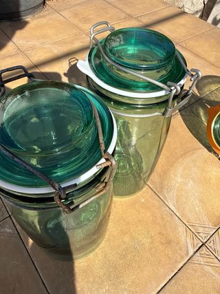 Botes de cristal antiguos con cierre