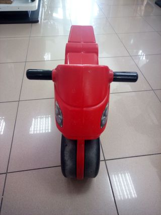 Moto correpasillos roja