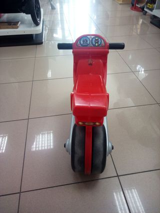 Moto correpasillos roja