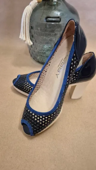 Sandalias de tacón con goma azul y blanco
