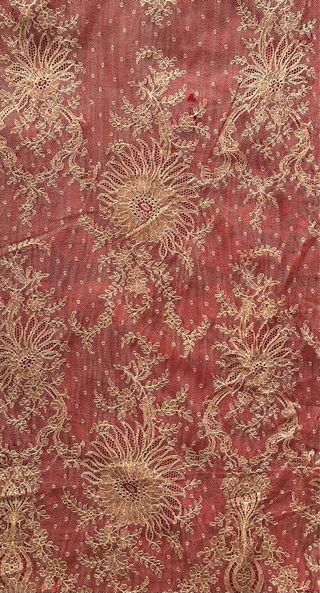 Antiguo encaje en tono tostado.