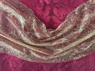 Antiguo encaje en tono tostado.