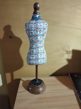 Maniquí Alfiletero Decorativo 29cm