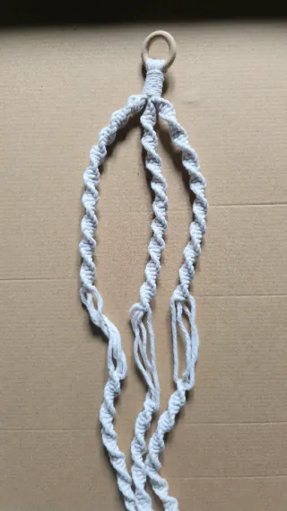 Suporte de vaso em macramé com anel de madeira