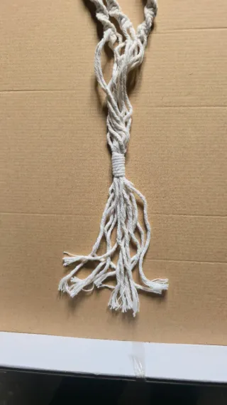 Suporte de vaso em macramé com anel de madeira