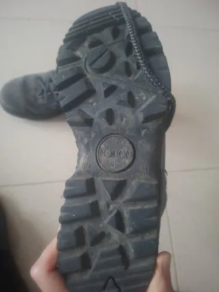 Botas de montaña grises y azules.Marca Notton