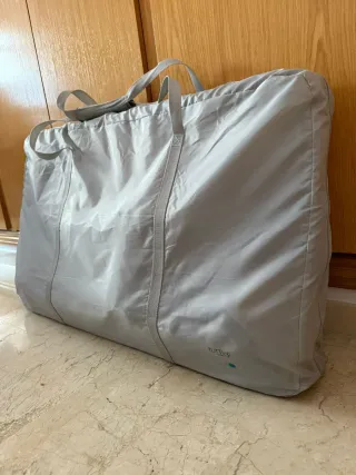 Cuna de bebé gris y madera