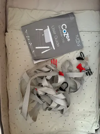 Cuna de bebé gris y madera