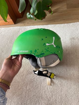 Casco de esquí verde