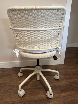 Silla de escritorio de mimbre blanca