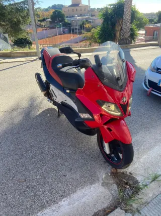 Maxi Scooter Roja y Negra Automática 250cc