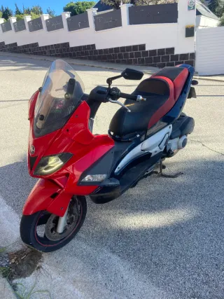 Maxi Scooter Roja y Negra Automática 250cc