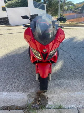 Maxi Scooter Roja y Negra Automática 250cc