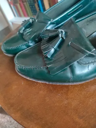 Zapatos verdes de piel con flecos