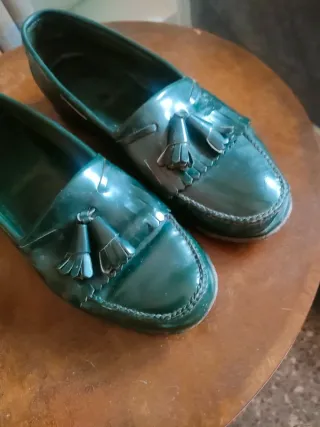 Zapatos verdes de piel con flecos