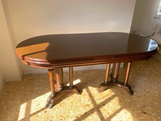 Mesa de comedor ovalada de madera