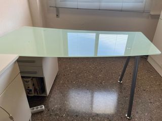 Mesa estudio cristal y metal