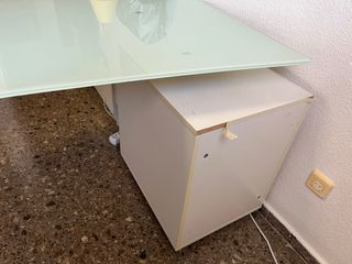 Mesa estudio cristal y metal