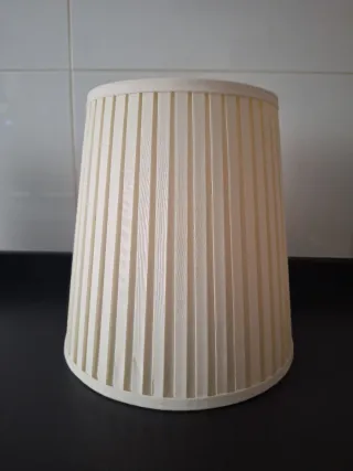 Tulipa de papel beige plisada