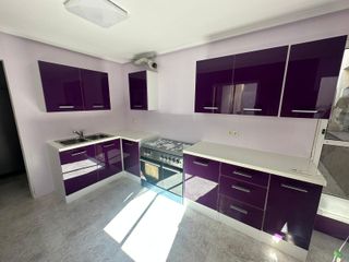 Cocina modular morada y blanca