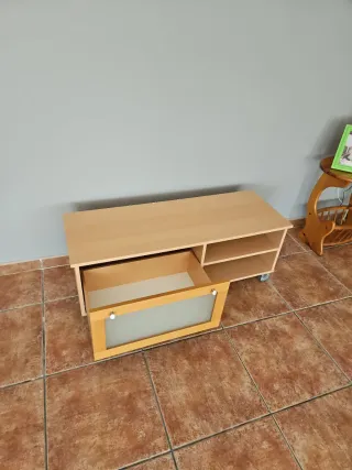 Mueble de madera con puerta de cristal