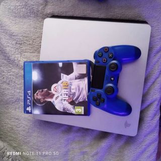PS4 (PlayStation 4) con mando y FIFA 18