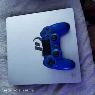 PS4 (PlayStation 4) con mando y FIFA 18