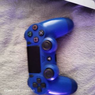 PS4 (PlayStation 4) con mando y FIFA 18