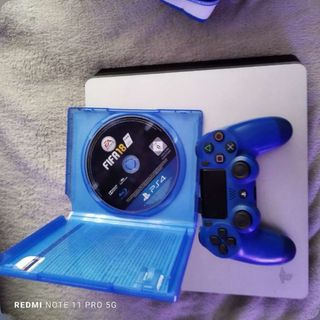 PS4 (PlayStation 4) con mando y FIFA 18