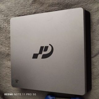 PS4 (PlayStation 4) con mando y FIFA 18