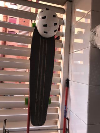 Longboard y casco blanco