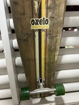 Longboard y casco blanco