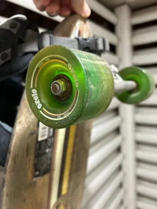 Longboard y casco blanco