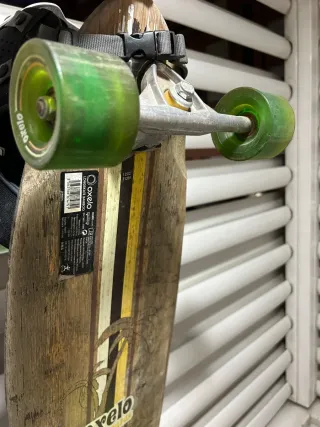 Longboard y casco blanco