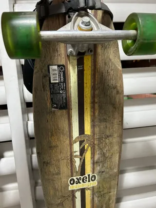 Longboard y casco blanco