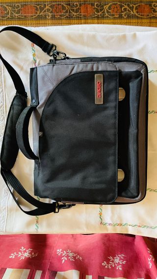 Maletín portátil negro y rojo