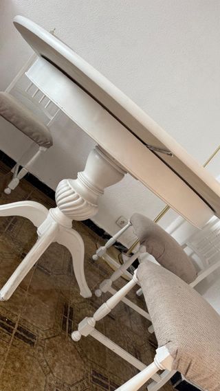 Mesa redonda y 4 sillas blancas